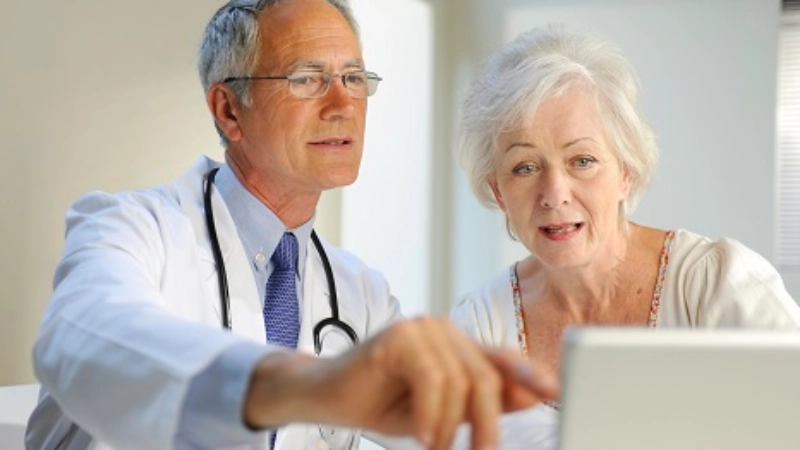 Un médecin et une femme âgée