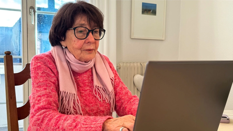 Liliane Gasser devant son nouvel ordinateur portable.