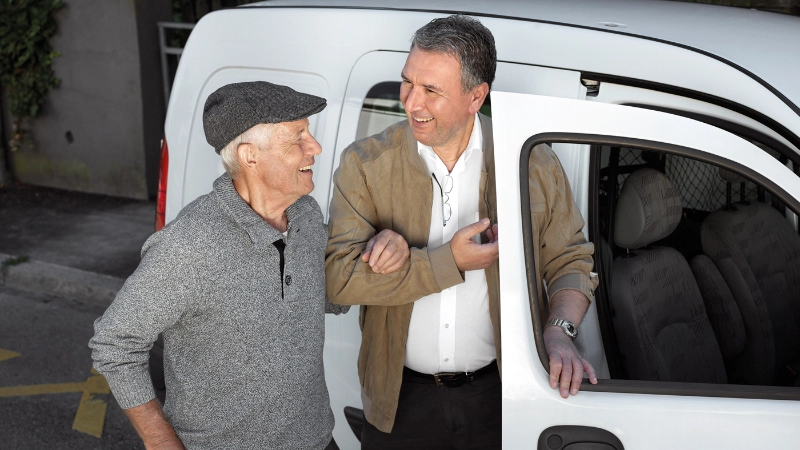 Un homme âgé est pris en charge par le service de transport de Pro Senectute. 