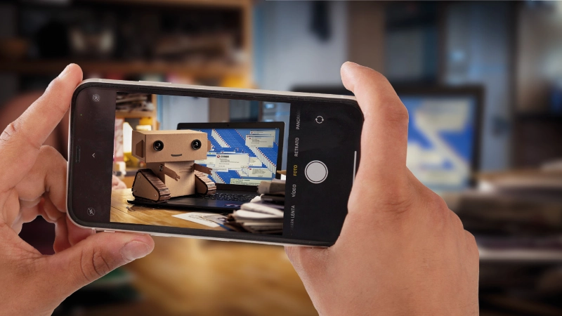 Le robot Robi utilise un ordinateur.