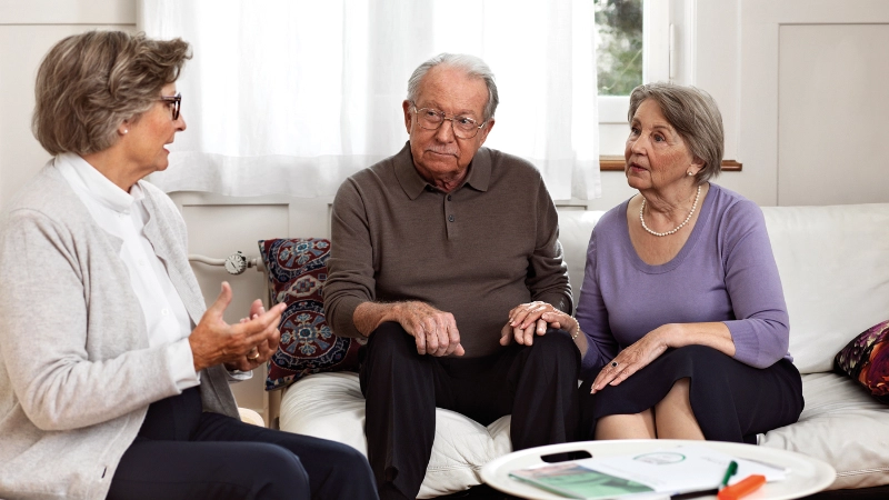 Un couple âgé lors d'une consultation sur le logement