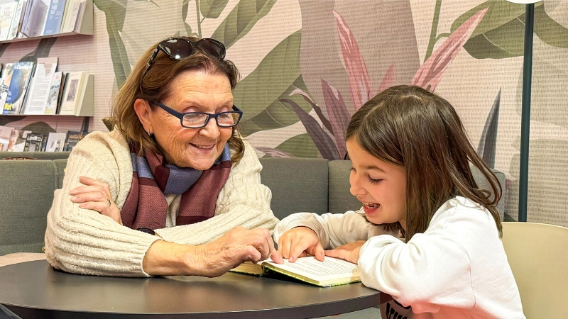 Une accompagnatrice de lecture en conversation avec un élève