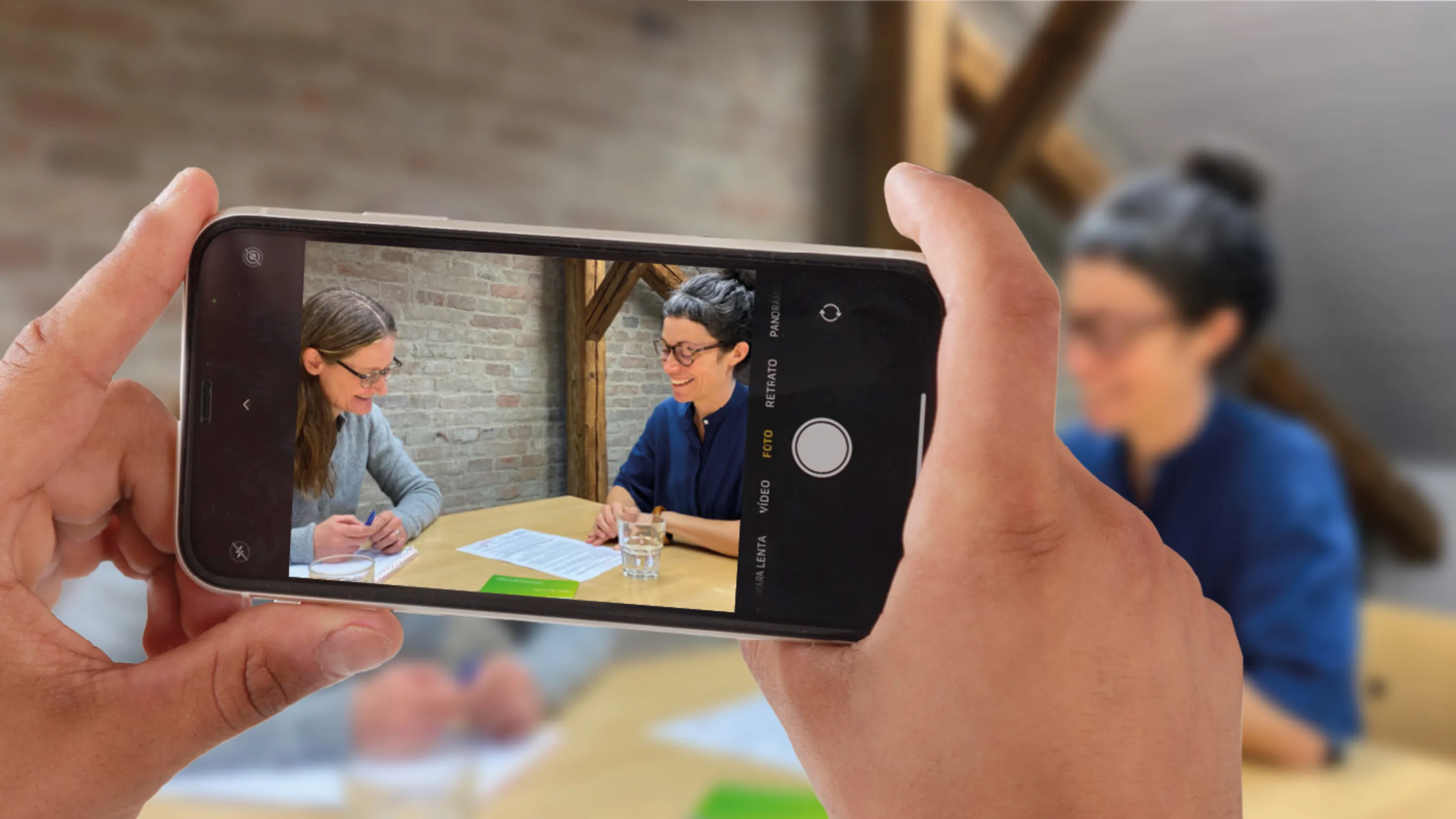 Regula Schmid und Sandra Stark sitzen an einem Tisch und besprechen sich