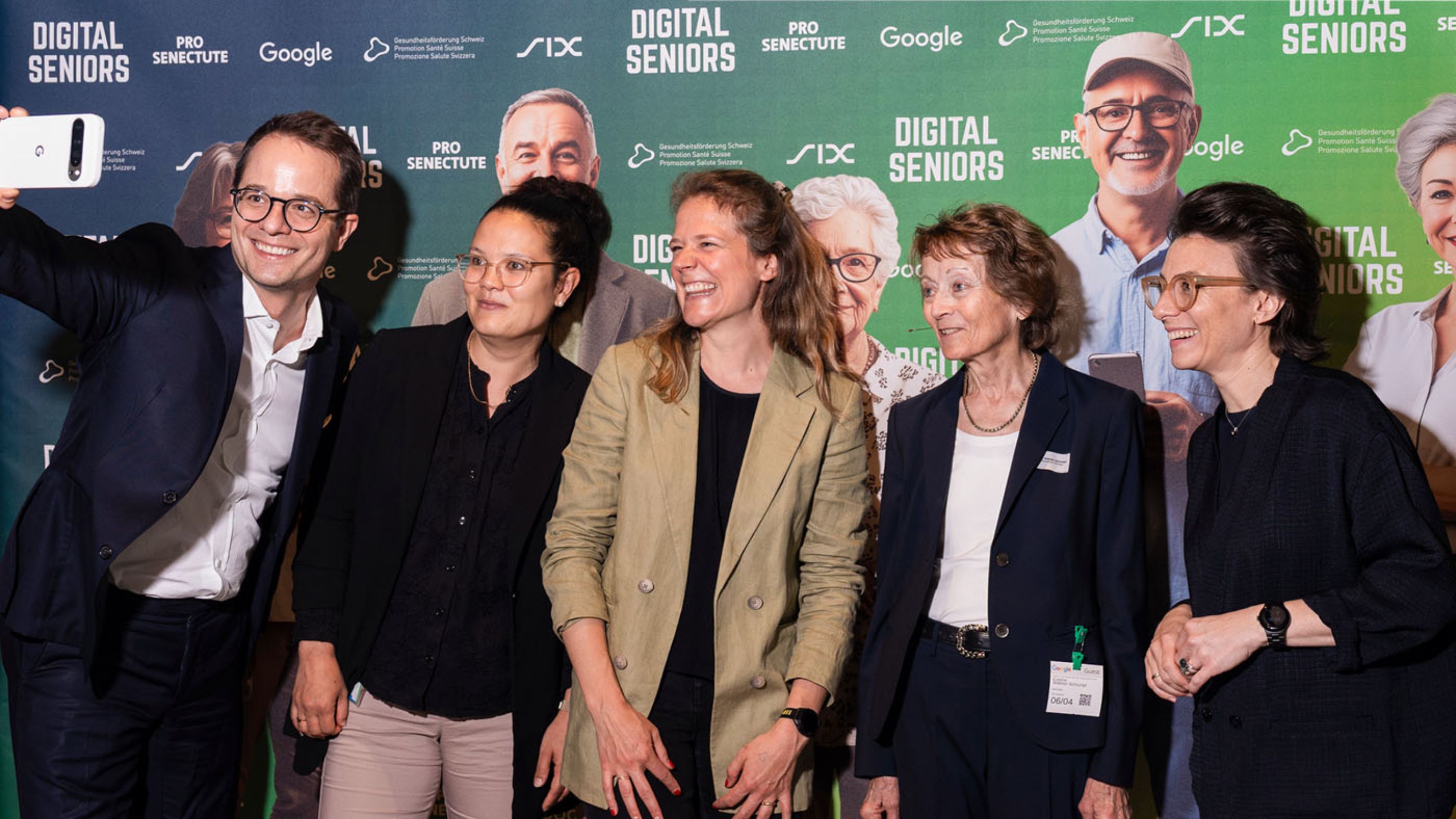 Séquence selfie lors de l’événement « Digital Seniors 2025 » : l’équipe de Google Suisse avec sa directrice Christine Antlanger-Winter (tout à droite) et Eveline Widmer-Schlumpf (deuxième depuis la droite).