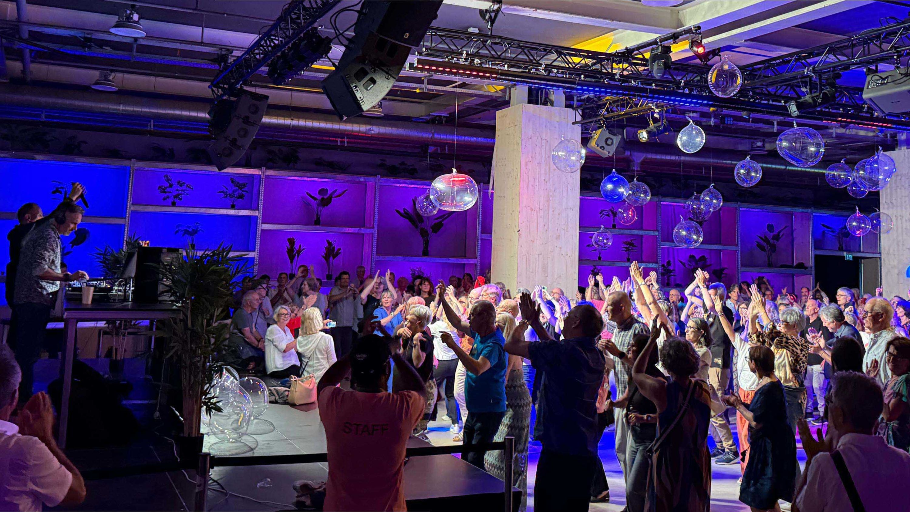 Les bras en l’air : les participantes et participants ont dévoilé leurs meilleures chorégraphies lors de l’ESC Disco 60+.