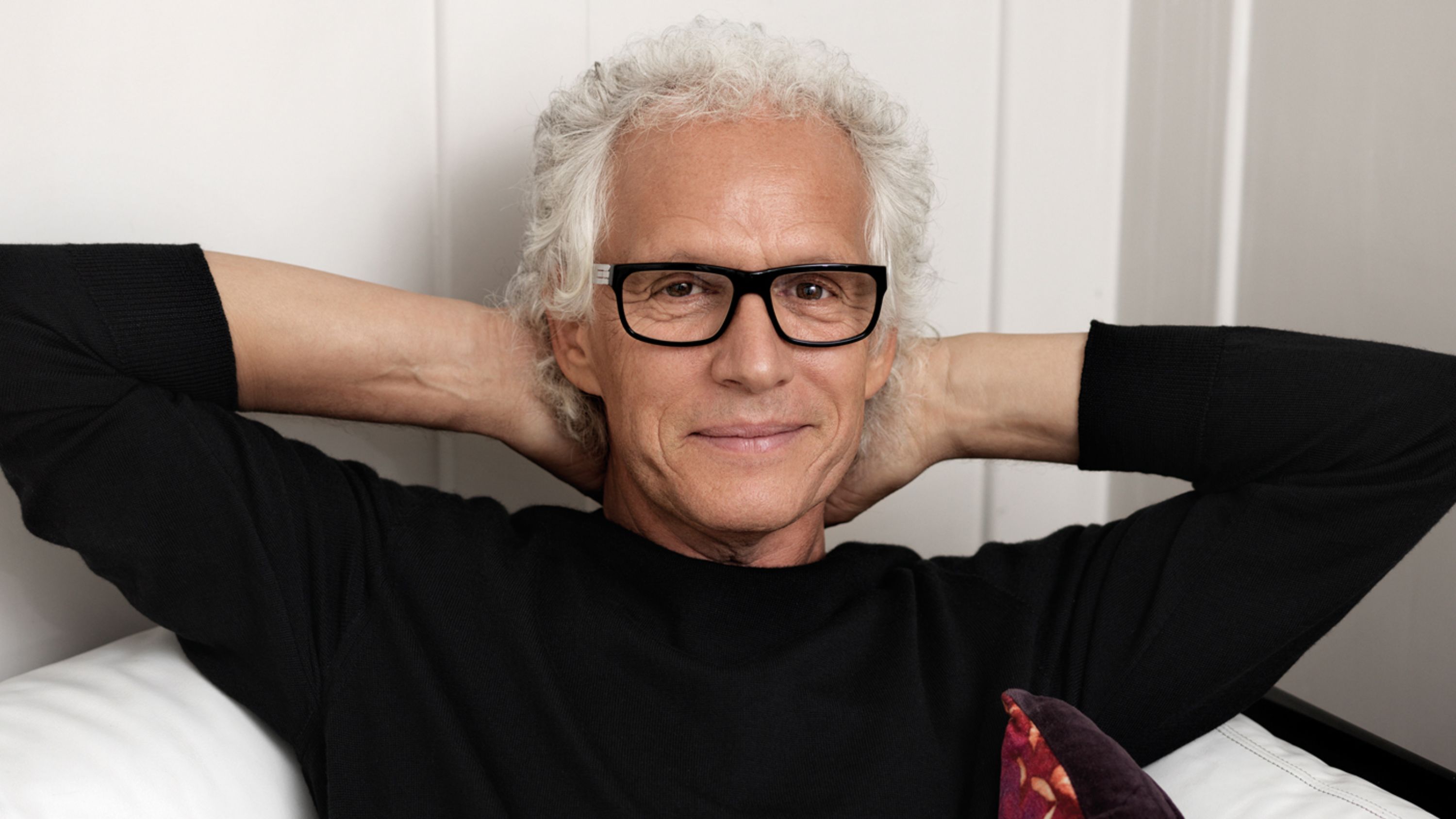 Un senior détendu aborde l'avenir avec sérénité.