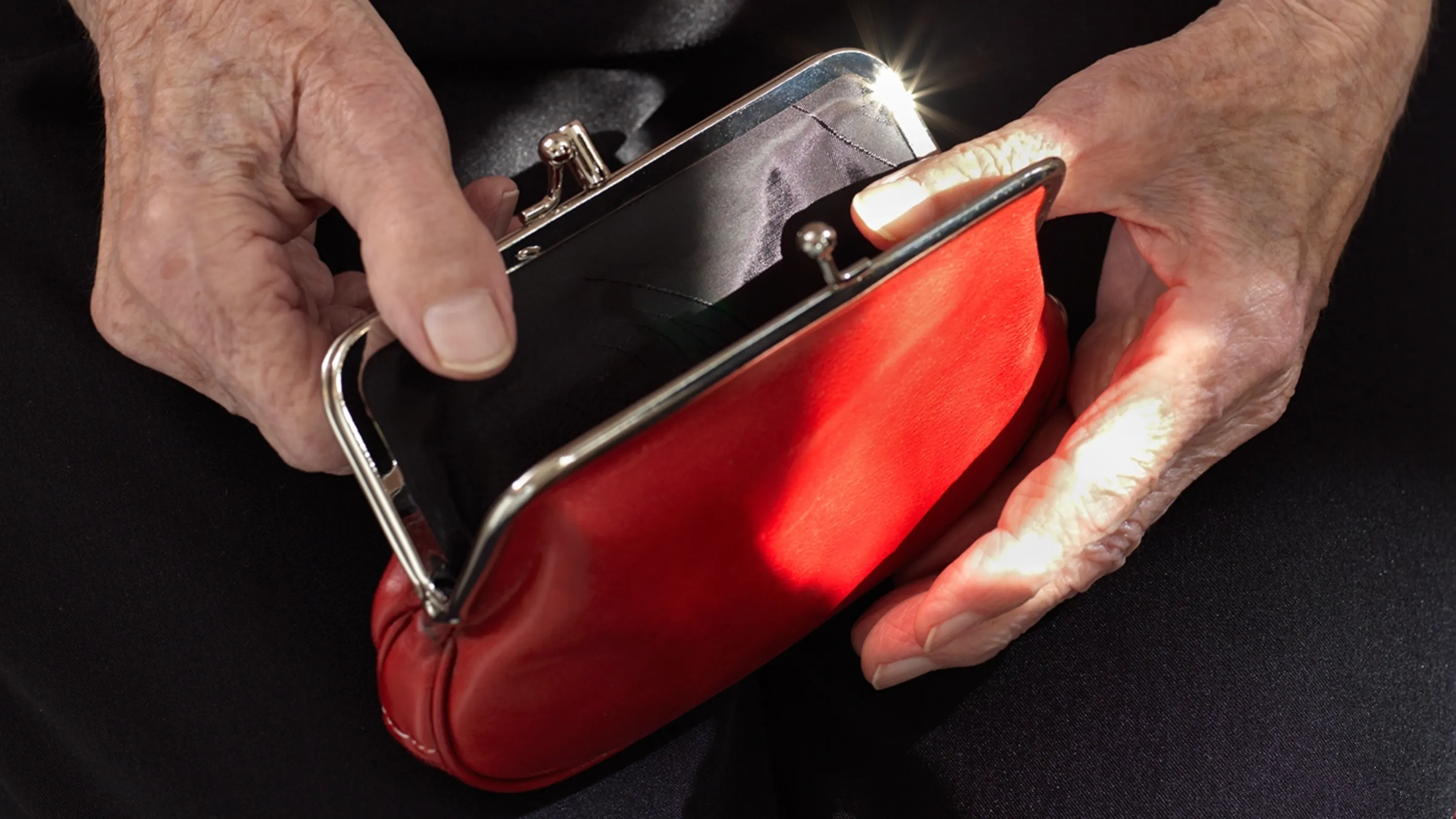 Ein leeres rotes Portemonnaie.