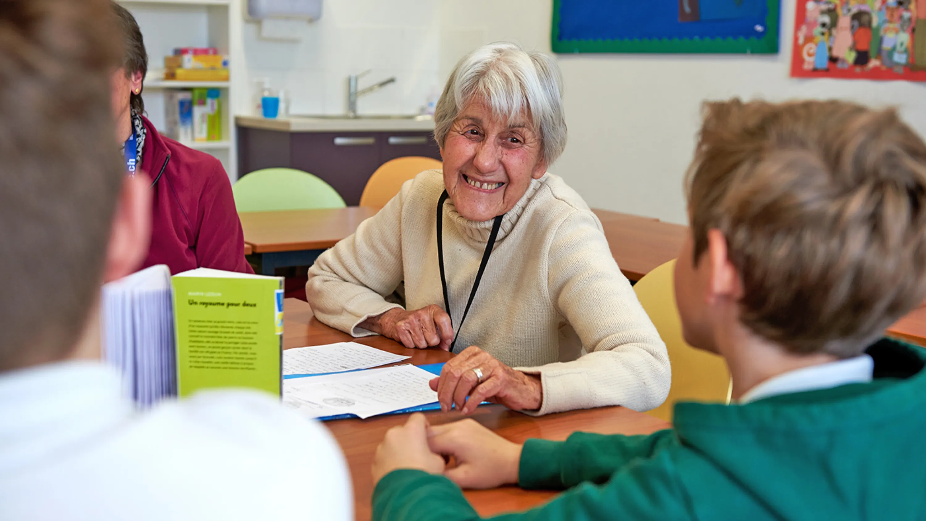 Eine Grossmutter mit ihrem Enkel.