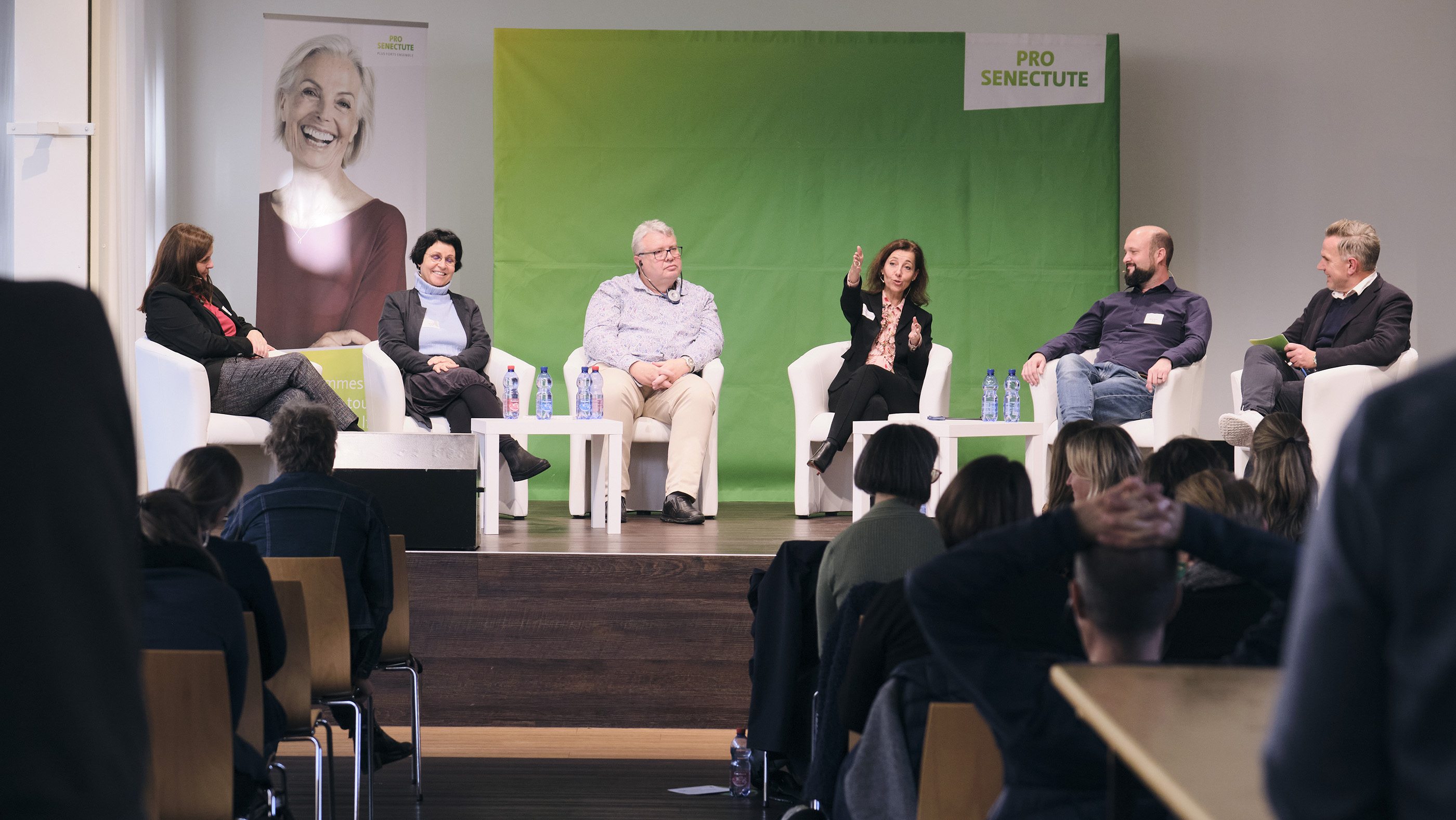 Spazio al dibattito (da sin.): Marina Hörmann, Ida Boos, Gérard Bonvallat, Véronique Tischhauser-Ducrot e Simon Gerber.